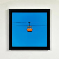 Teleférico Summit Cable Car Orange, Llandudno - Lámina fotográfica en color de estilo minimalista «Blue Sky»