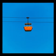 Teleférico Summit Cable Car Orange, Llandudno - Lámina fotográfica en color de estilo minimalista «Blue Sky»