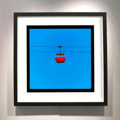 Summit Cable Car Red, Llandudno – Farbfotografie-Druck im Blue-Sky-Minimalismus-Stil