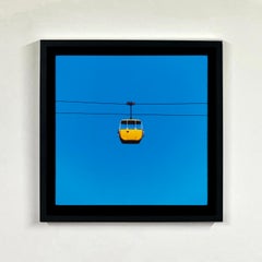 Teleférico Summit (amarillo), Llandudno - Lámina fotográfica en color de estilo minimalista con cielo azul