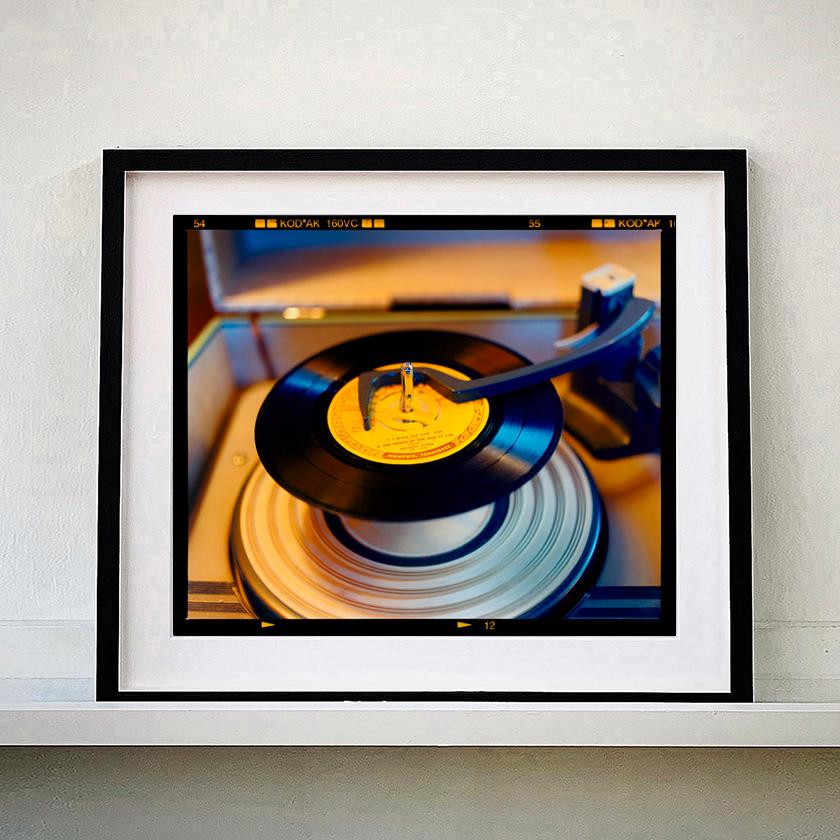 Sun 45, Bisbee, Arizona - Photographie couleur d'intérieur vintage américain - Print de Richard Heeps