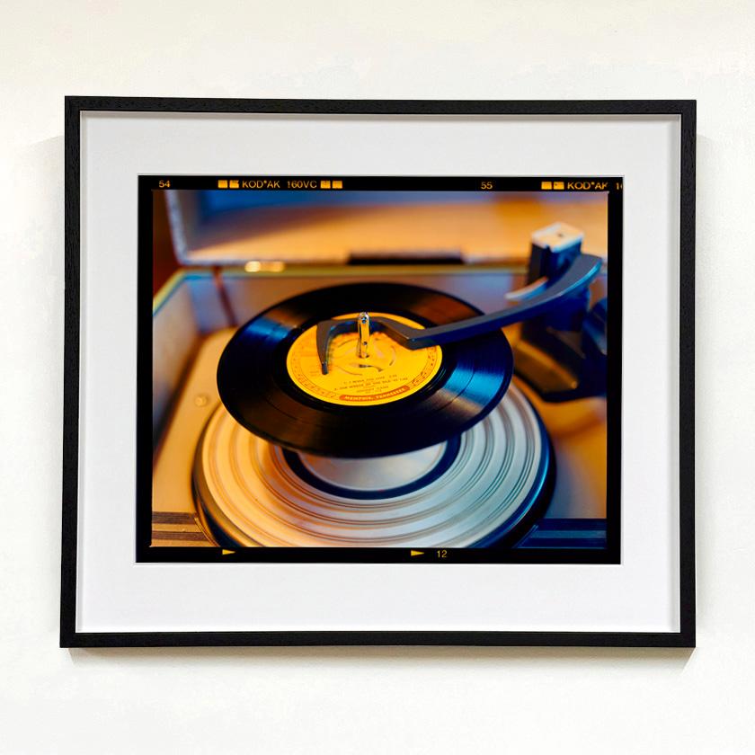 Sun 45, Bisbee, Arizona - Photographie couleur d'intérieur vintage américain - Print de Richard Heeps