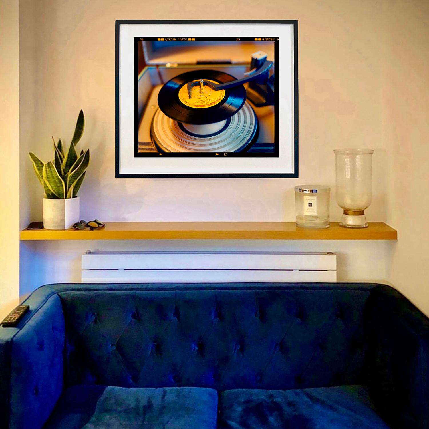 Sun 45, Bisbee, Arizona – amerikanische Vintage-Interieurfotografie im Vintage-Stil (Schwarz), Color Photograph, von Richard Heeps