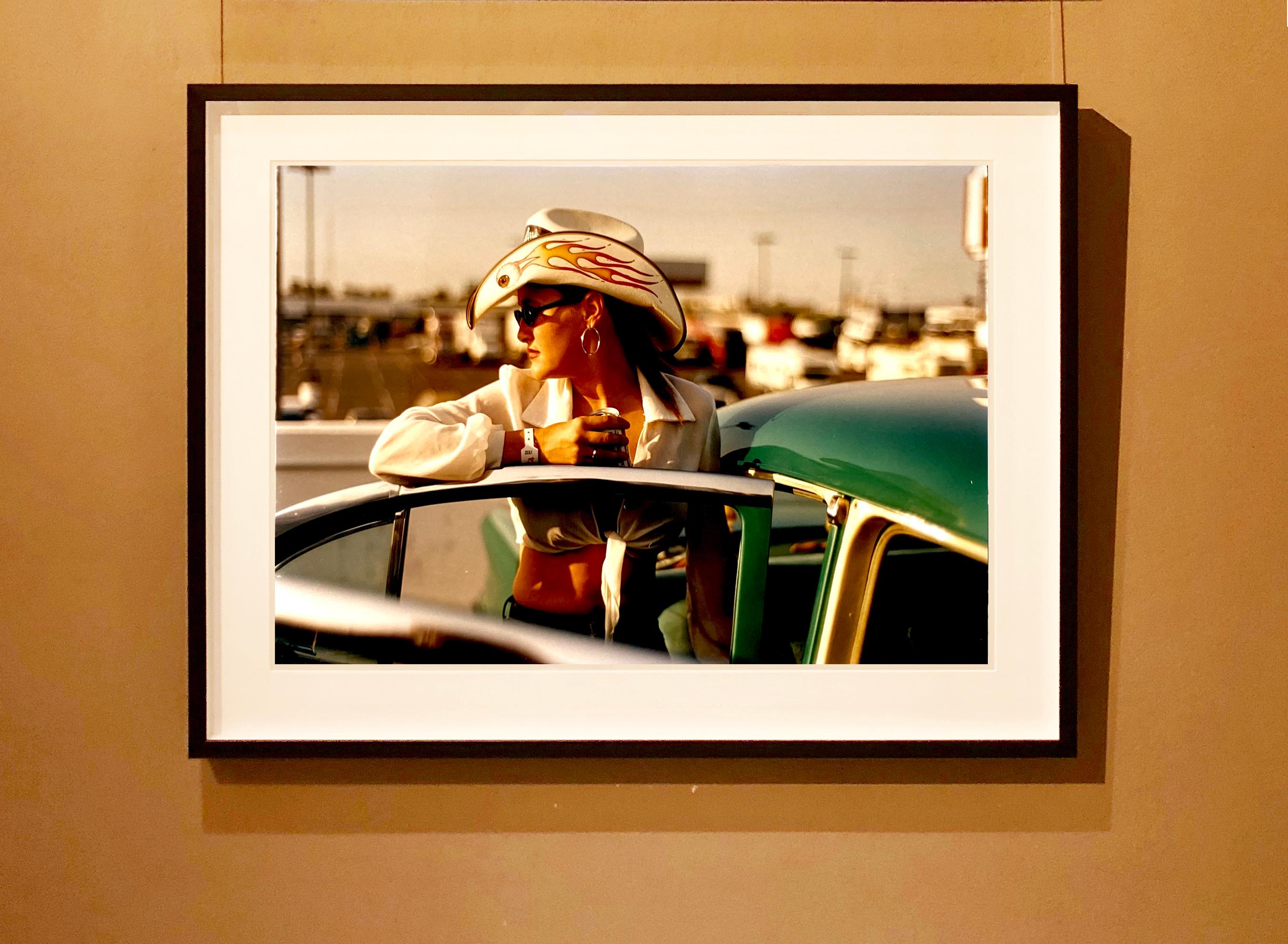 Sun Kissed Wendy, Las Vegas - Zeitgenössische Portrait-Farbfotografie – Photograph von Richard Heeps