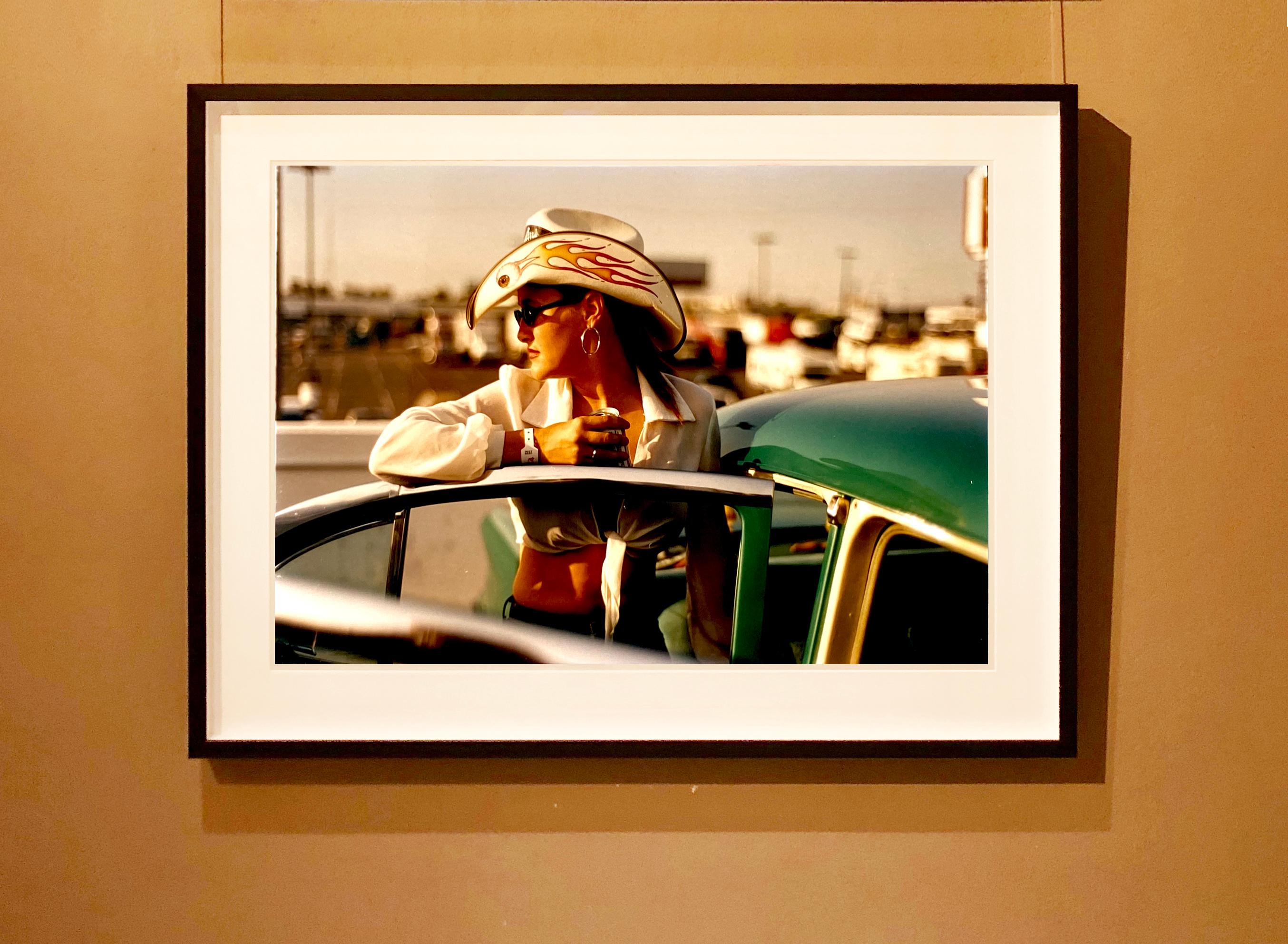 Sun Kissed Wendy, Las Vegas - Fotografía Contemporánea de Retratos en Color - Photograph de Richard Heeps