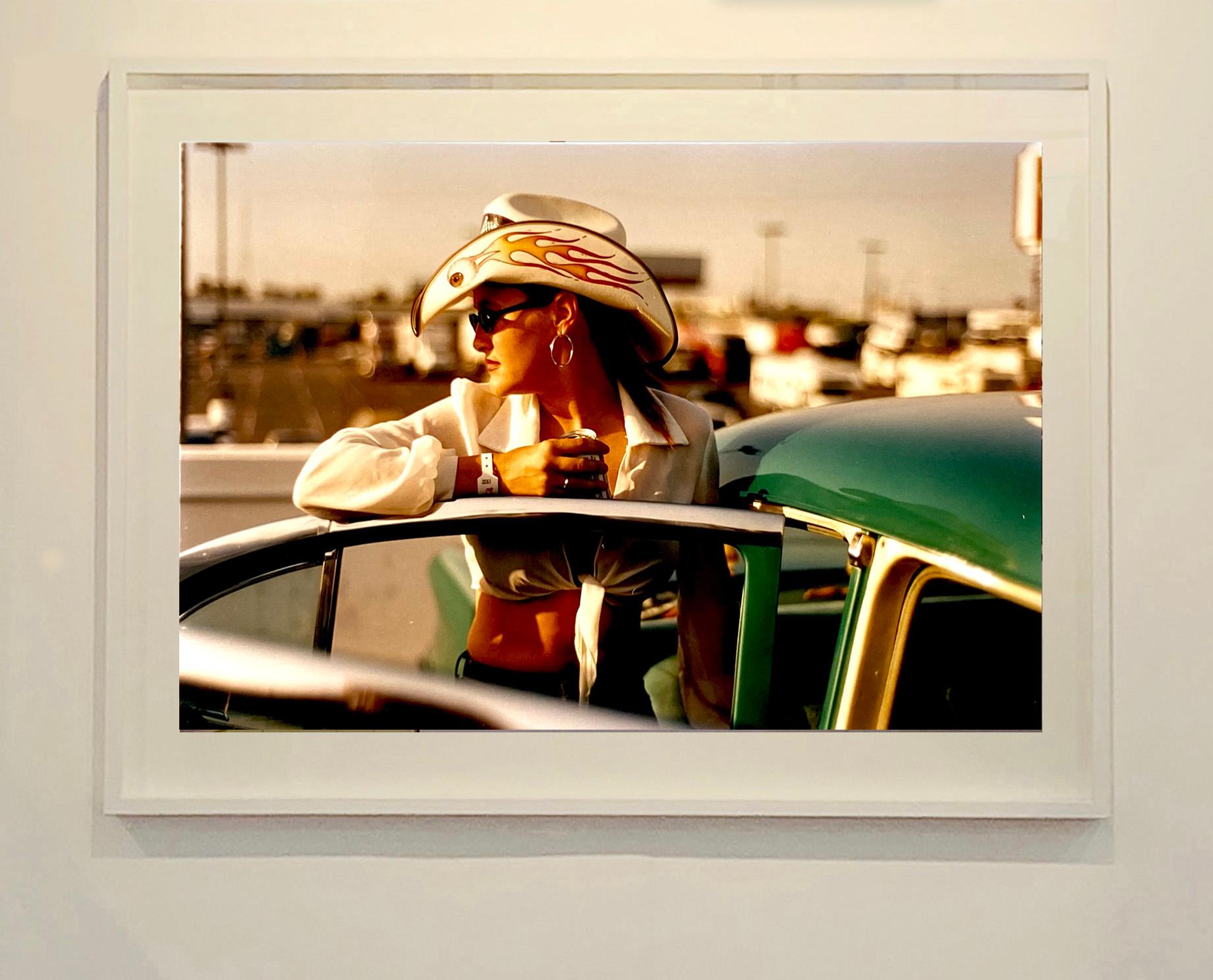 Sun Kissed Wendy, Las Vegas - Zeitgenössische Portrait-Farbfotografie (Beige), Color Photograph, von Richard Heeps