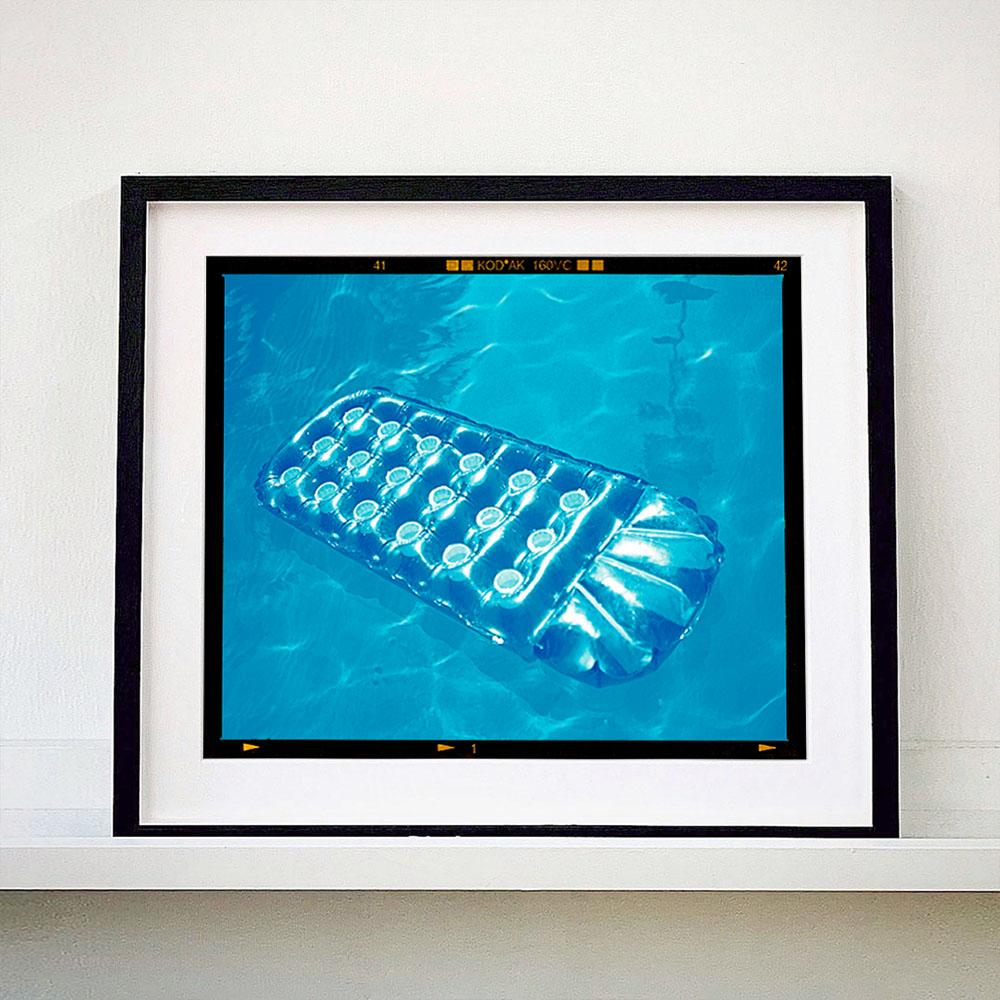 Sun Lounger, Palm Springs, Californie - Photo Aquarelle Bleu de Swimming Pool - Photograph de Richard Heeps
