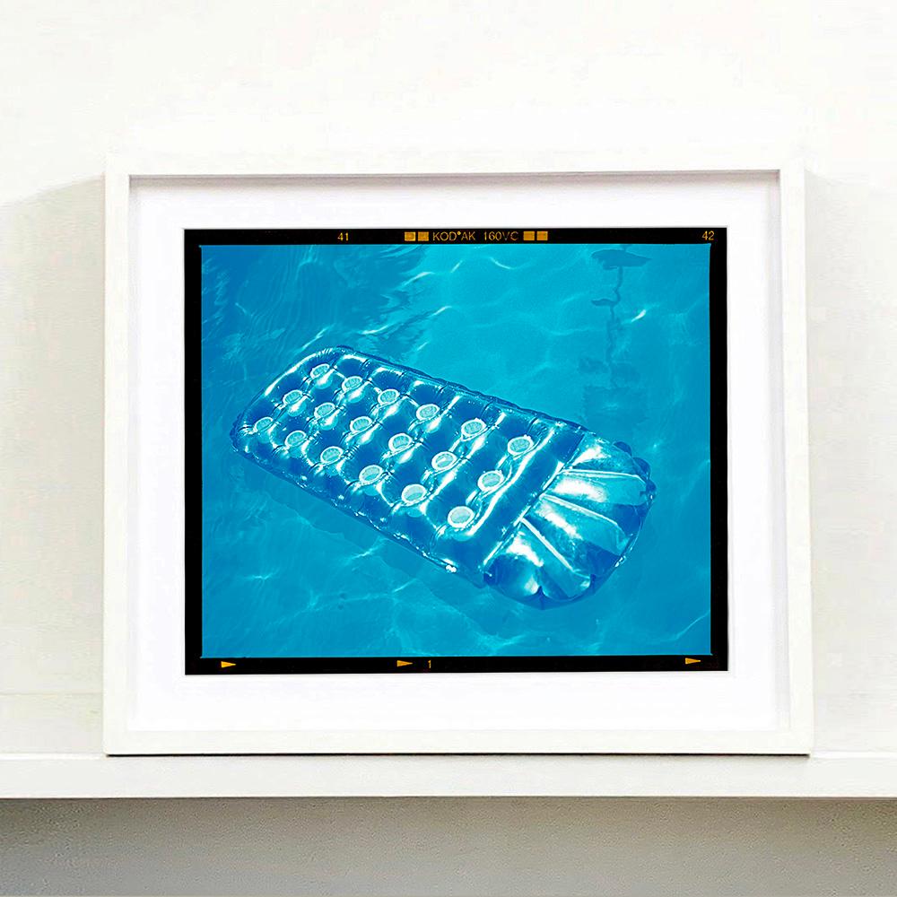 Sun Lounger, Palm Springs, Californie - Photo Aquarelle Bleu de Swimming Pool - Contemporain Photograph par Richard Heeps