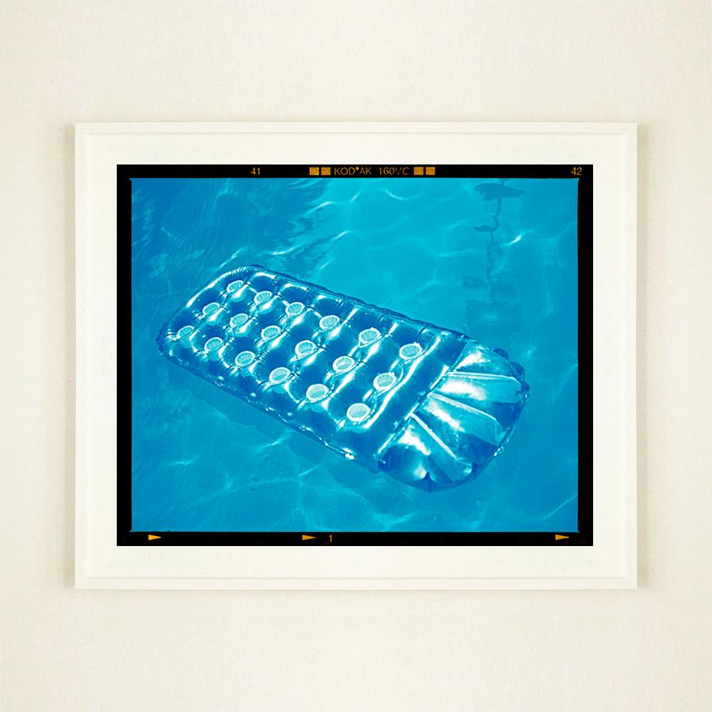 Sun Lounger, Palm Springs, Californie - Photo Aquarelle Bleu de Swimming Pool - Contemporain Photograph par Richard Heeps