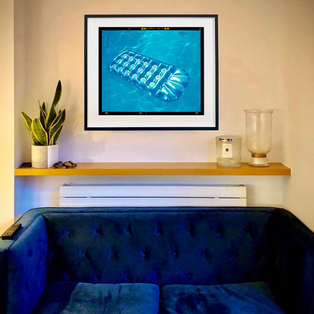 Sun Lounger, Palm Springs, Californie - Photo Aquarelle Bleu de Swimming Pool en vente 2