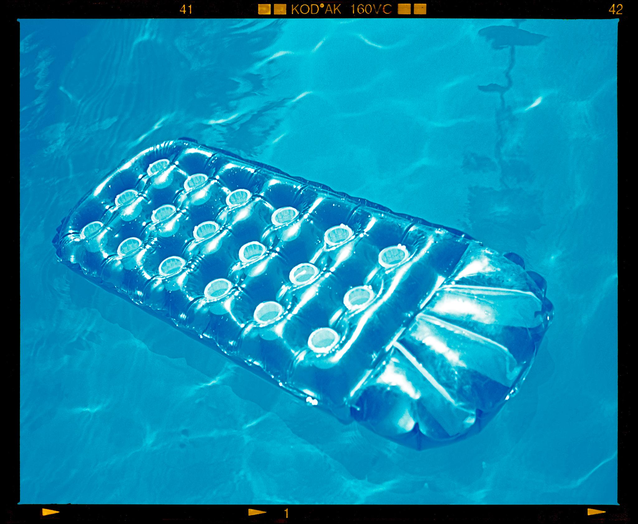 Color Photograph Richard Heeps - Sun Lounger, Palm Springs, Californie - Photo Aquarelle Bleu de Swimming Pool