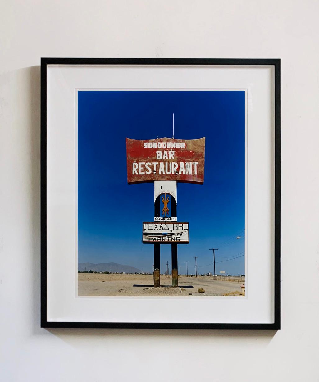 Sundowner II, Salton Sea, Californie - photo couleur ciel bleu de bord de route en Amérique - Photograph de Richard Heeps