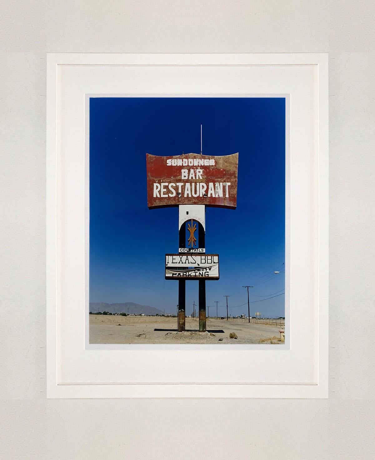 Sundowner II, Salton Sea, California - Foto a colori del cielo blu in America - Landscape Photograph Blu di Richard Heeps
