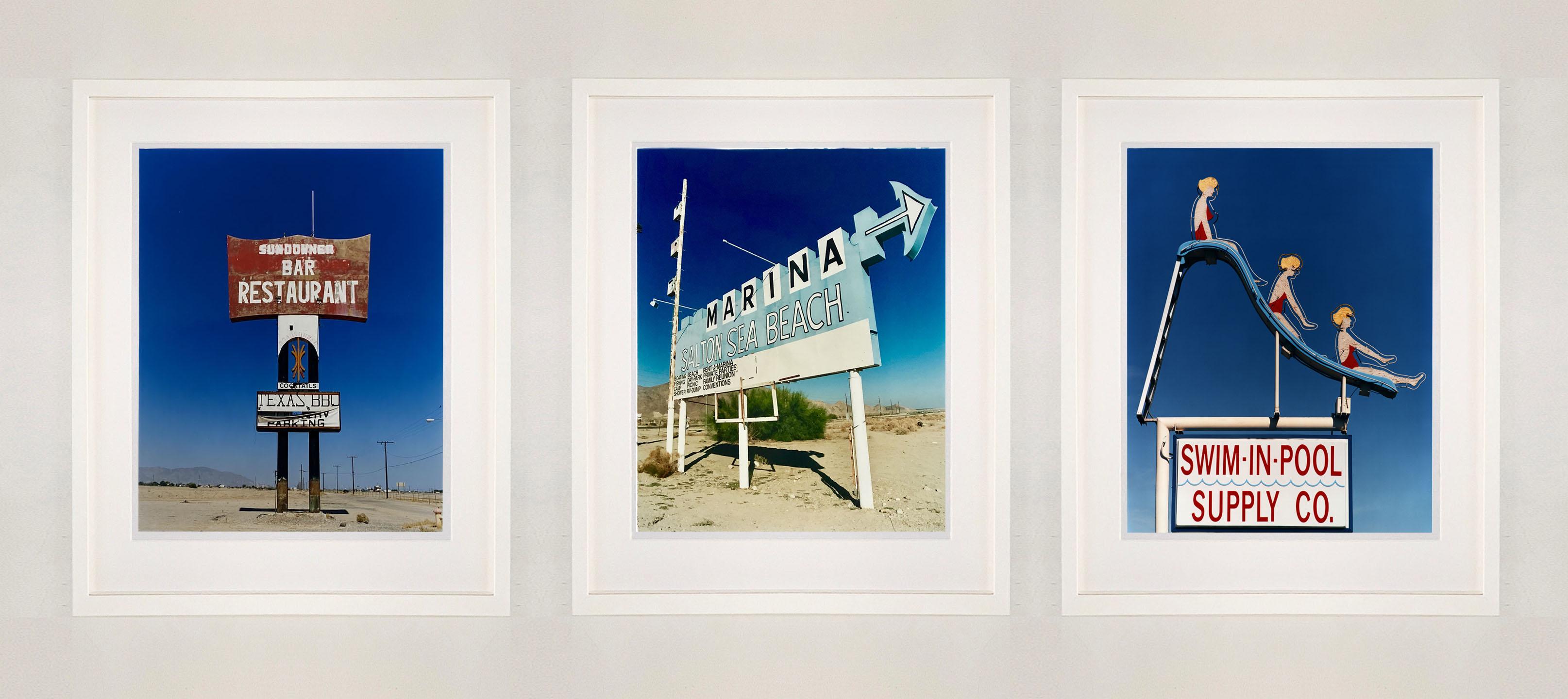 Sundowner II, Salton Sea, California - Foto a colori del cielo blu in America - Landscape Photograph Blu di Richard Heeps
