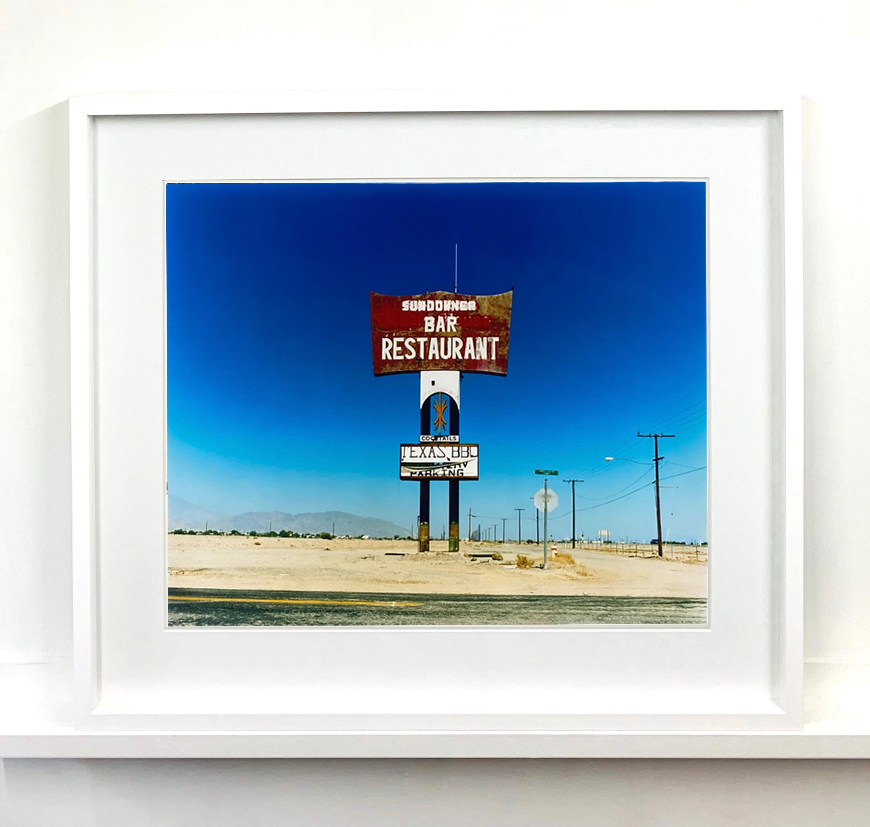 Sundowner, Salton City California - Fotografía en color de Roadside America - Photograph Contemporáneo de Richard Heeps