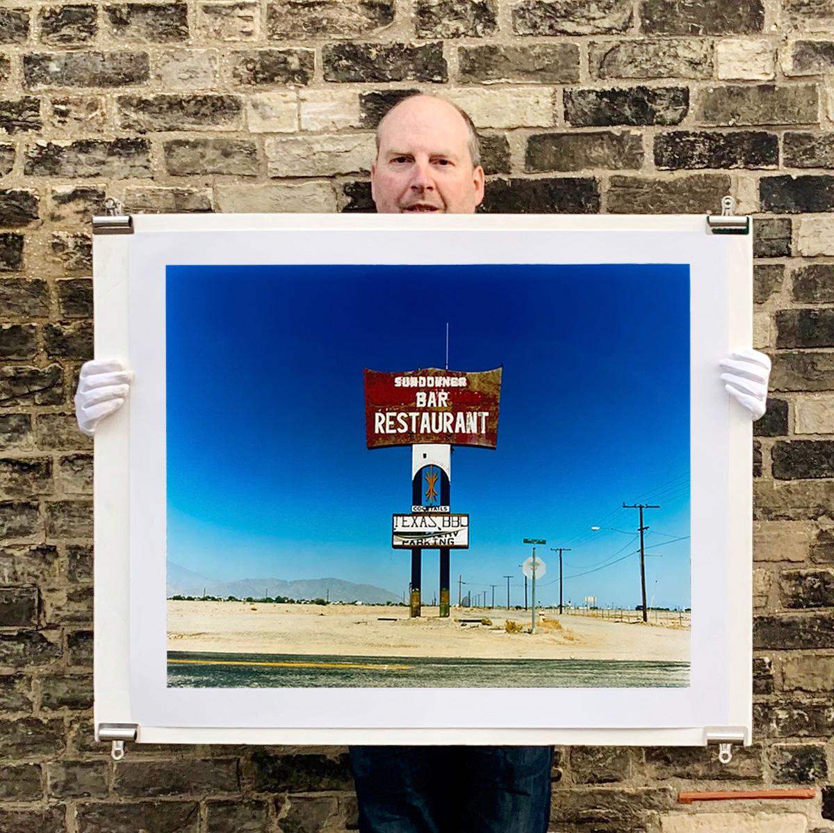 Sundowner, Salton City California - Fotografía en color de Roadside America - Color Photograph Azul de Richard Heeps