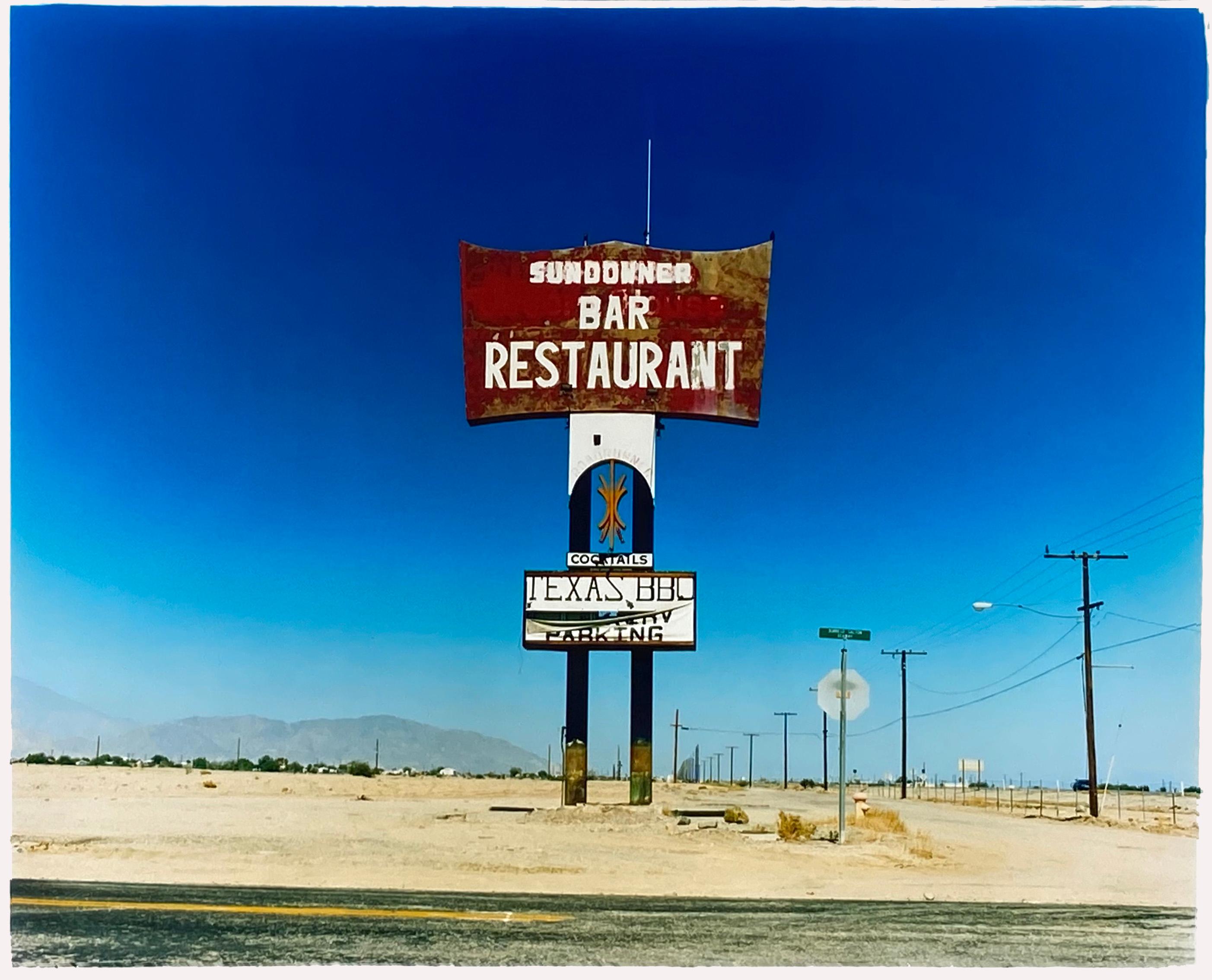 Color Photograph de Richard Heeps - Sundowner, Salton City California - Fotografía en color de Roadside America