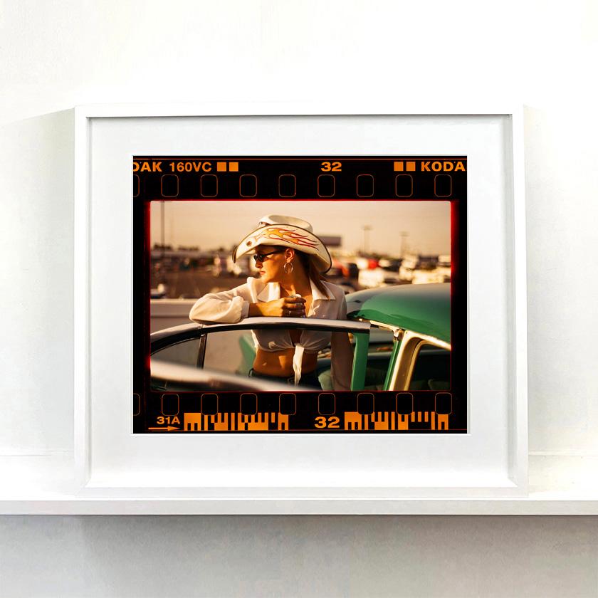 On the Road, stellt klassische Richard Heeps Kunstwerke neu dar, die mit vollem Filmfalz wie ein vergrößerter Kontaktbogen präsentiert werden. 
Sun Kissed Wendy