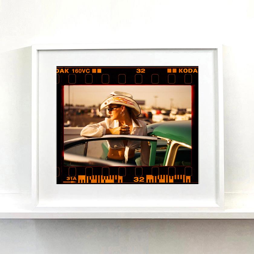 On the Road, reimmagina le classiche opere d'arte di Richard Heeps, presentate con l'intera riduzione della pellicola, quasi come un foglio a contatto ingrandito. 
'Sun Kissed Wendy', dalla serie 'Man's Ruin' di Richard Heeps. Questa opera d'arte fa
