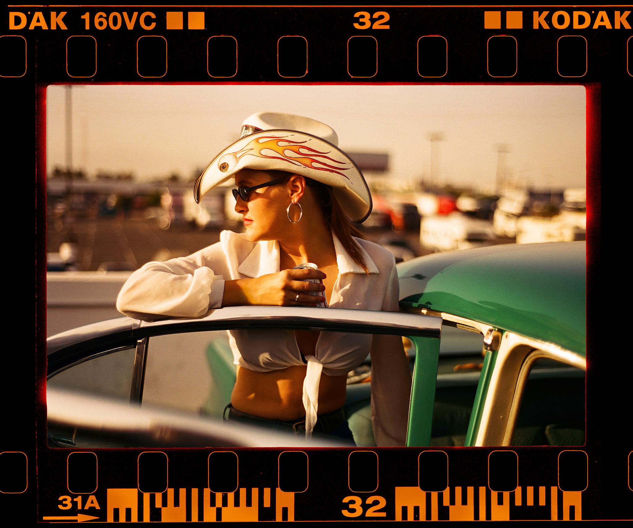 Color Photograph Richard Heeps - Wendy Sunkissed, Las Vegas - Photographie couleur de portrait américain