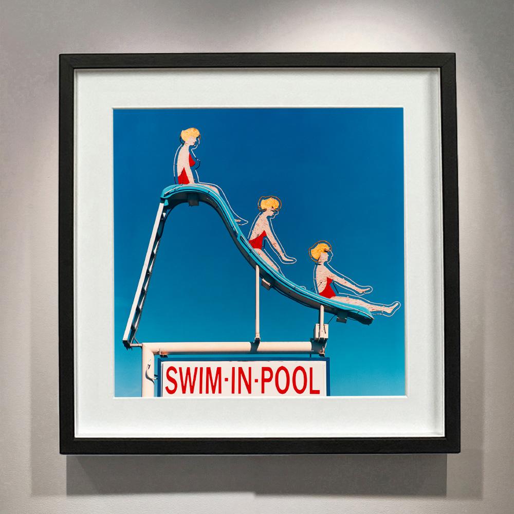 Swim-in-Pool, Las Vegas, Nevada - Photographie couleur Americana Pop Art - Bleu Color Photograph par Richard Heeps