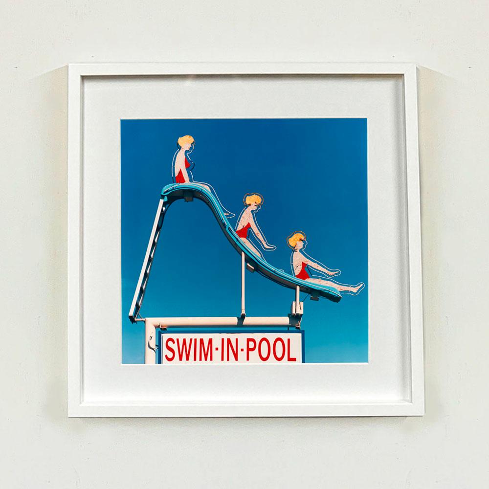 Swim-in-Pool, photographie de la série Dream in Colour de Richard Heeps. Cette amusante œuvre d'art originale montre vraiment l'œil unique de Richard en tant que photographe, en créant cette image pop-art kitsch légèrement surréaliste à partir d'un