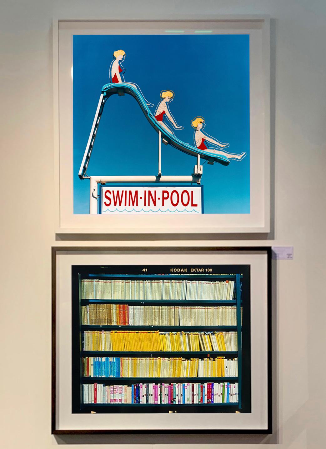 Swim-in-Pool, Las Vegas, Nevada - Americana Pop Art Farbfotografie (Pop-Art), Print, von Richard Heeps