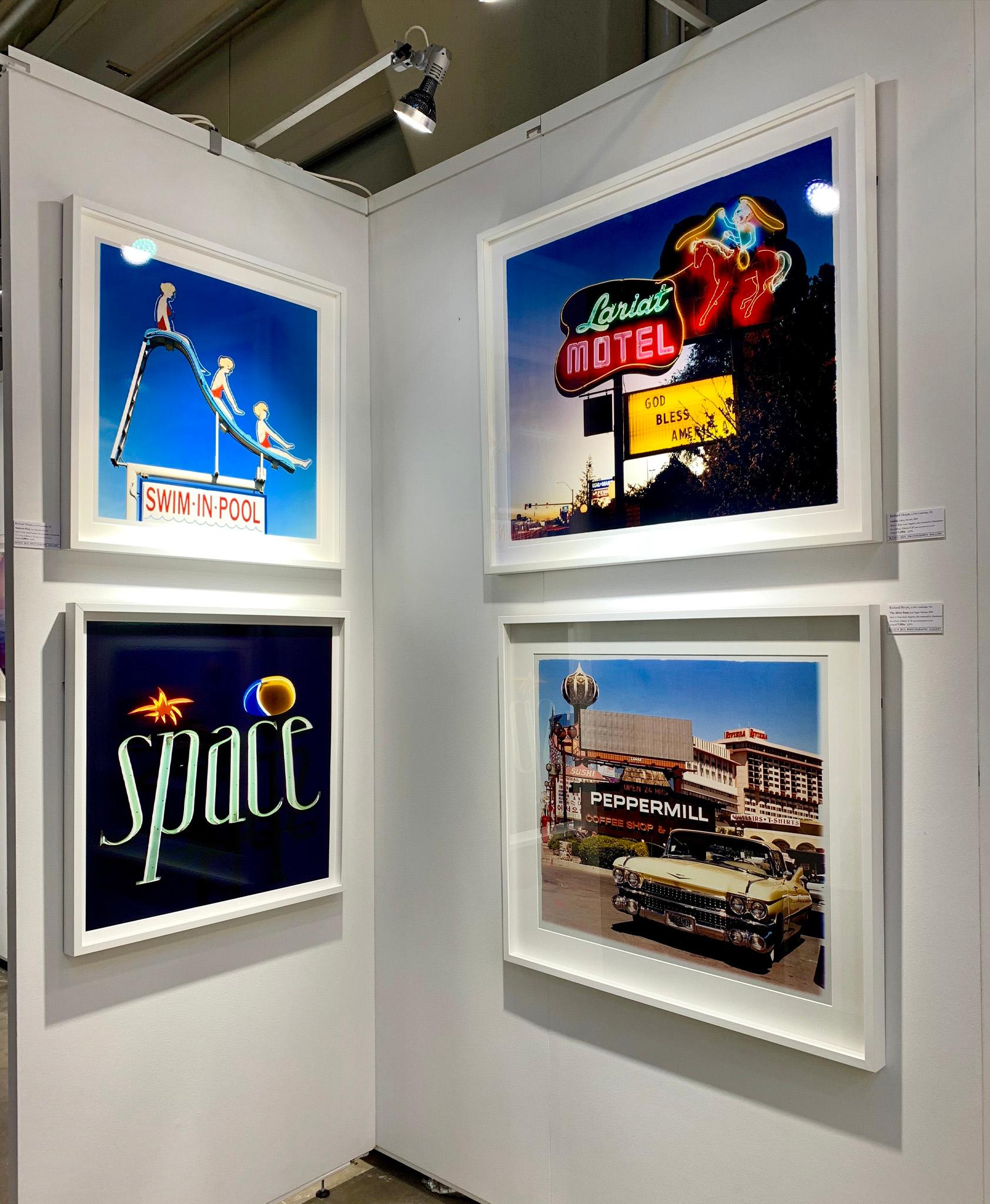 Swim-in-Pool, Las Vegas, Nevada - Photographie couleur Americana Pop Art en vente 4