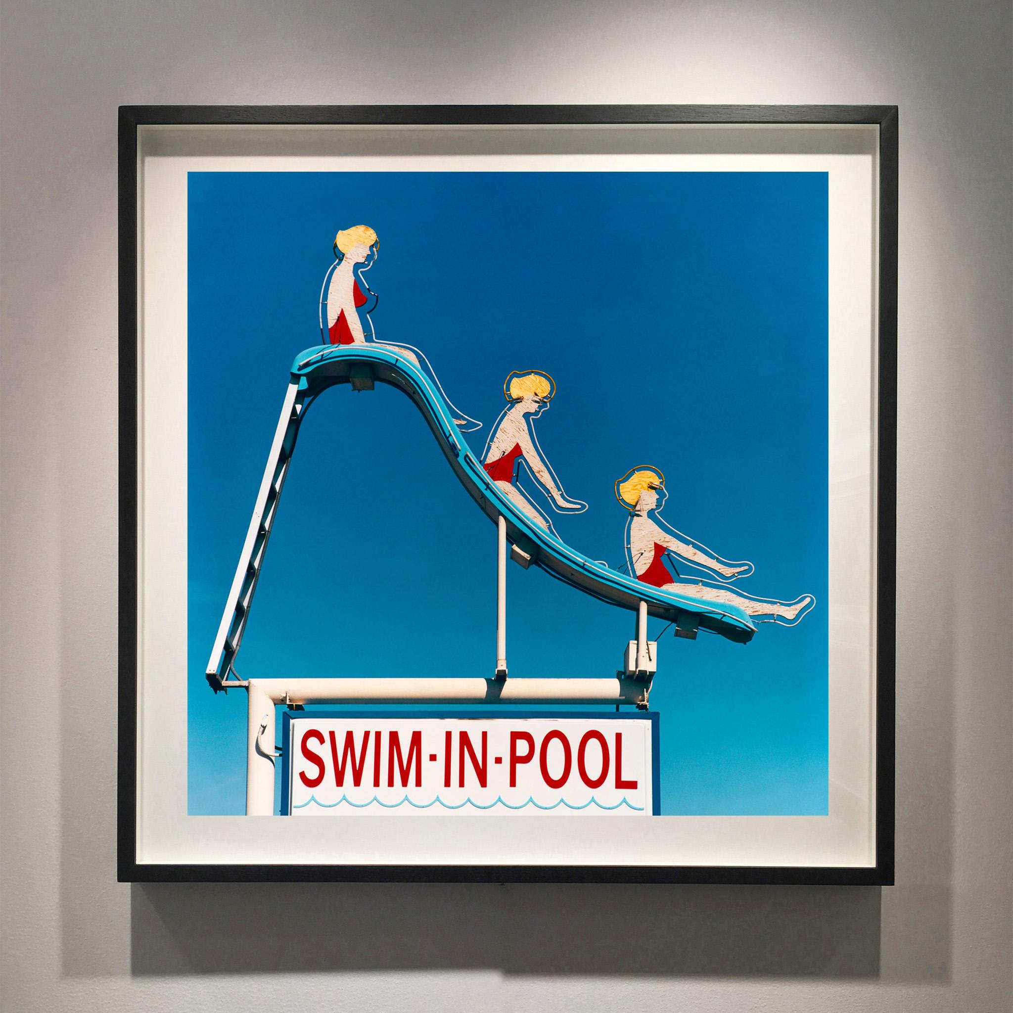 Swim-in-Pool, Las Vegas, Nevada - Americana Pop Art Farbfotografie – Print von Richard Heeps