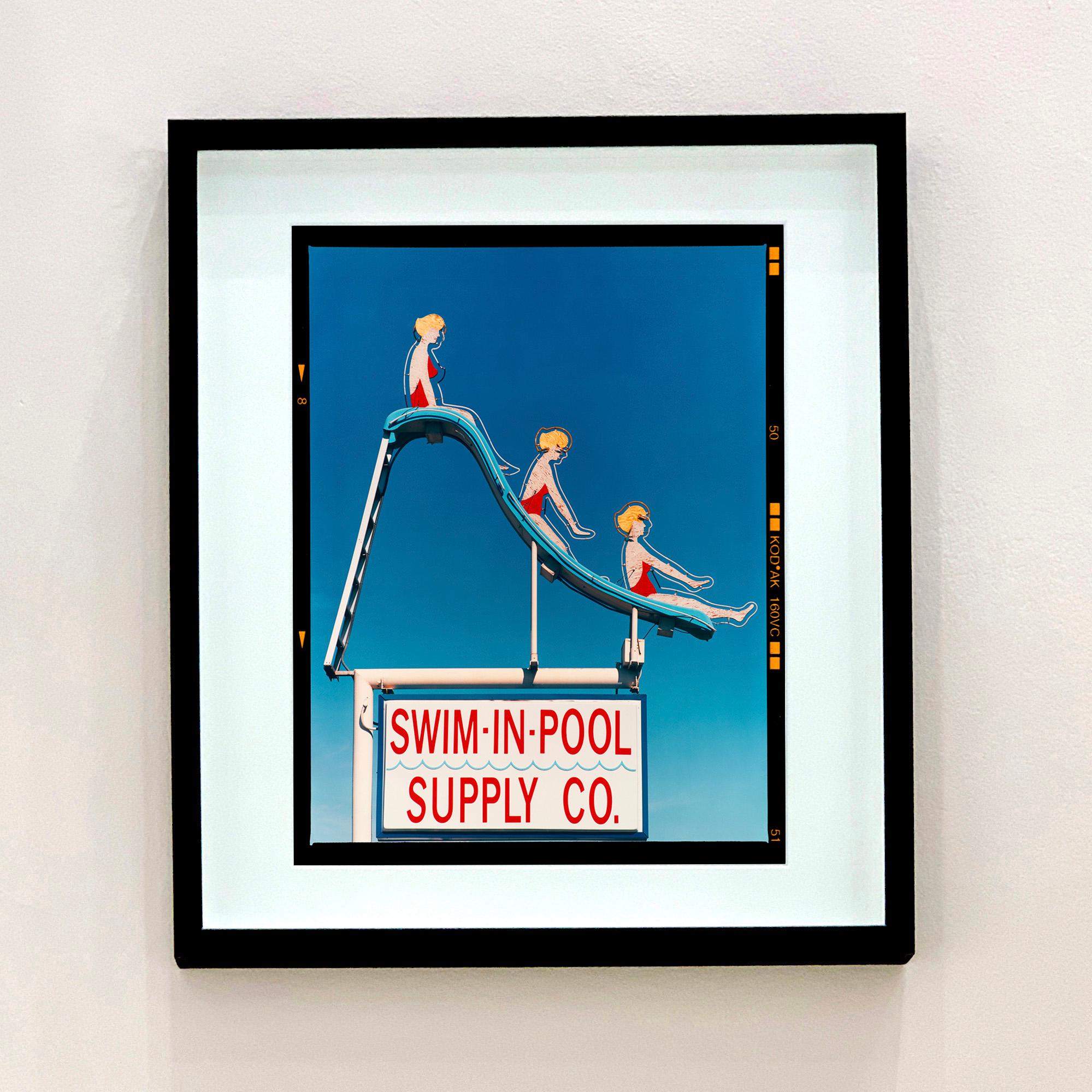 Swim-in-Pool Supply Co. Las Vegas – amerikanische Farbschildfotografie  – Print von Richard Heeps