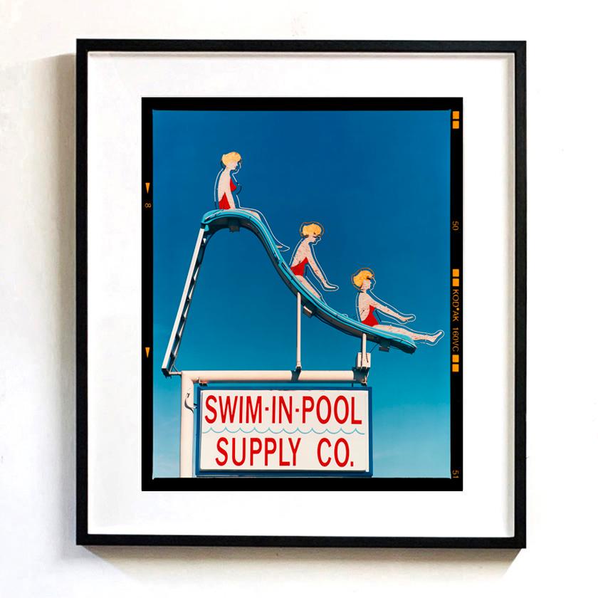 Swim-in-Pool Supply Co. Las Vegas - Photographie de panneau coloré américain - Bleu Color Photograph par Richard Heeps