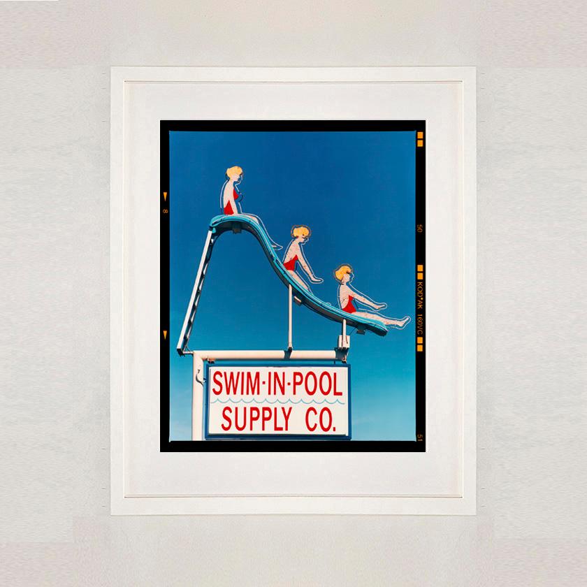 Swim-in-Pool Supply Co. Las Vegas – amerikanische Farbschildfotografie  (Zeitgenössisch), Print, von Richard Heeps