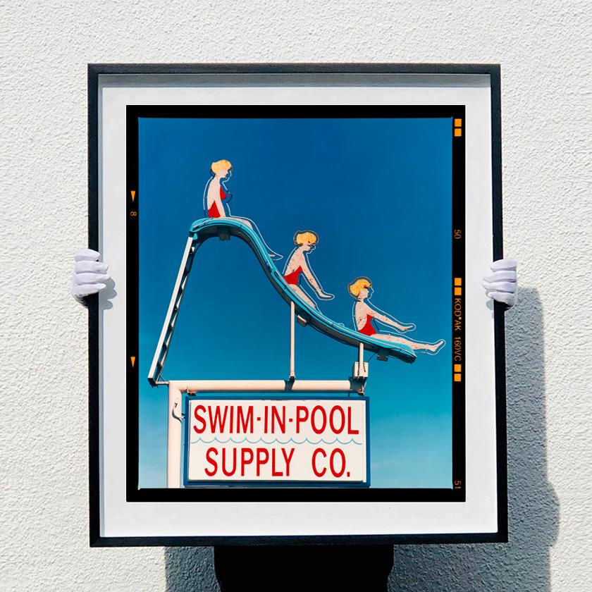 Swim-in-Pool Supply Co. Diese lustigen Originalkunstwerke zeigen Richards einzigartiges Auge als Fotograf. Es wurde 2003 in Las Vegas aufgenommen und ist Teil einer Serie, die er über mehrere Jahre hinweg aufgenommen hat. Die knalligen Farben Blau,