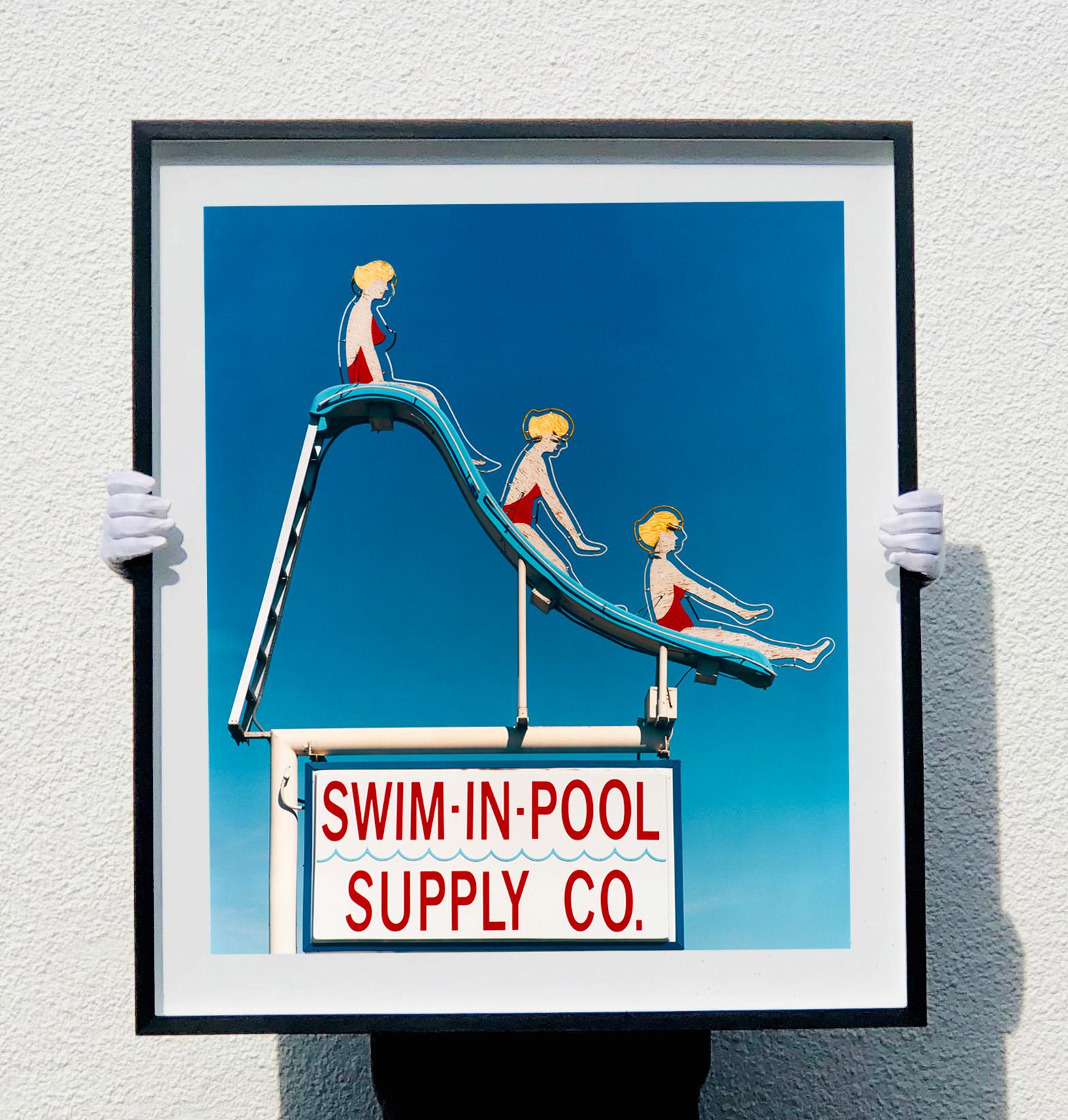 Swim-in-Pool Supply Co. Las Vegas, Nevada – Americana Pop-Art-Farbfotografie – Print von Richard Heeps