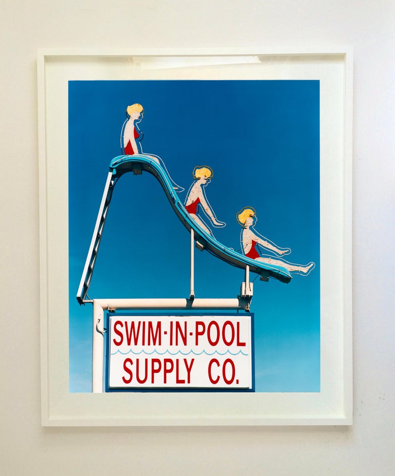 Richard Heeps – „Swim-in-Pool Supply Co. Las Vegas, Nevada – Americana Pop- Art-Farbfotografie“ im Angebot bei 1stDibs