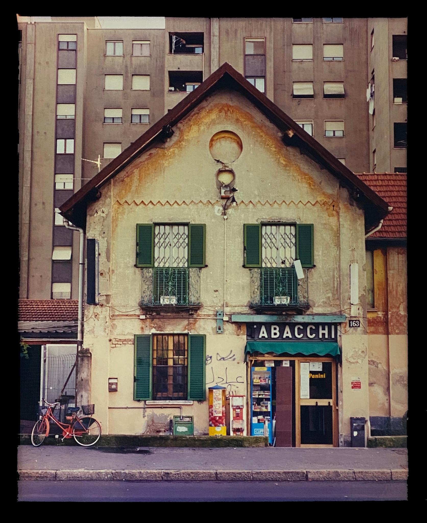 Richard Heeps Print – TABACCHI am Tag, Mailand – Architektur-Farbfotografie