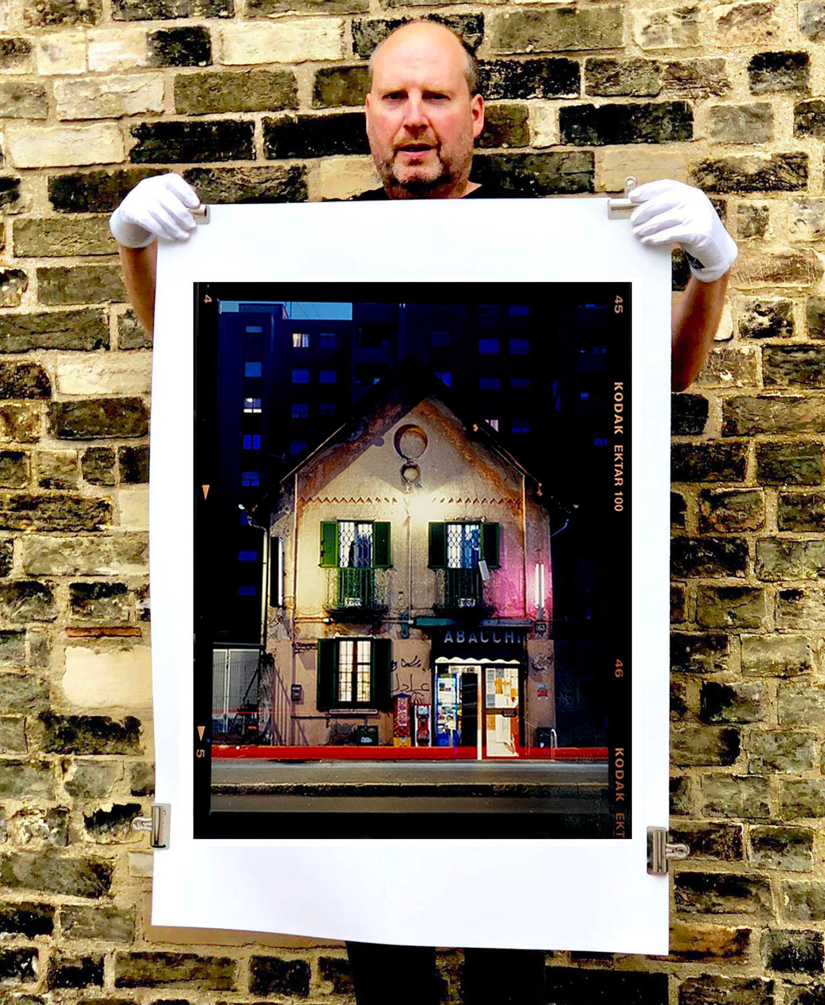 TABACCHI de noche, Milán - Fotografía arquitectónica en color - Photograph de Richard Heeps