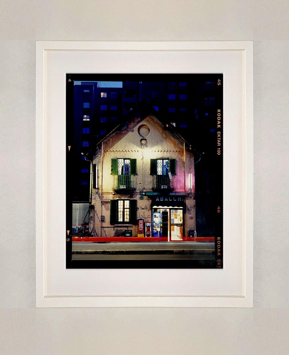 TABACCHI bei Nacht, Mailand – Architekturfotografie in Farbfotografie (Zeitgenössisch), Photograph, von Richard Heeps