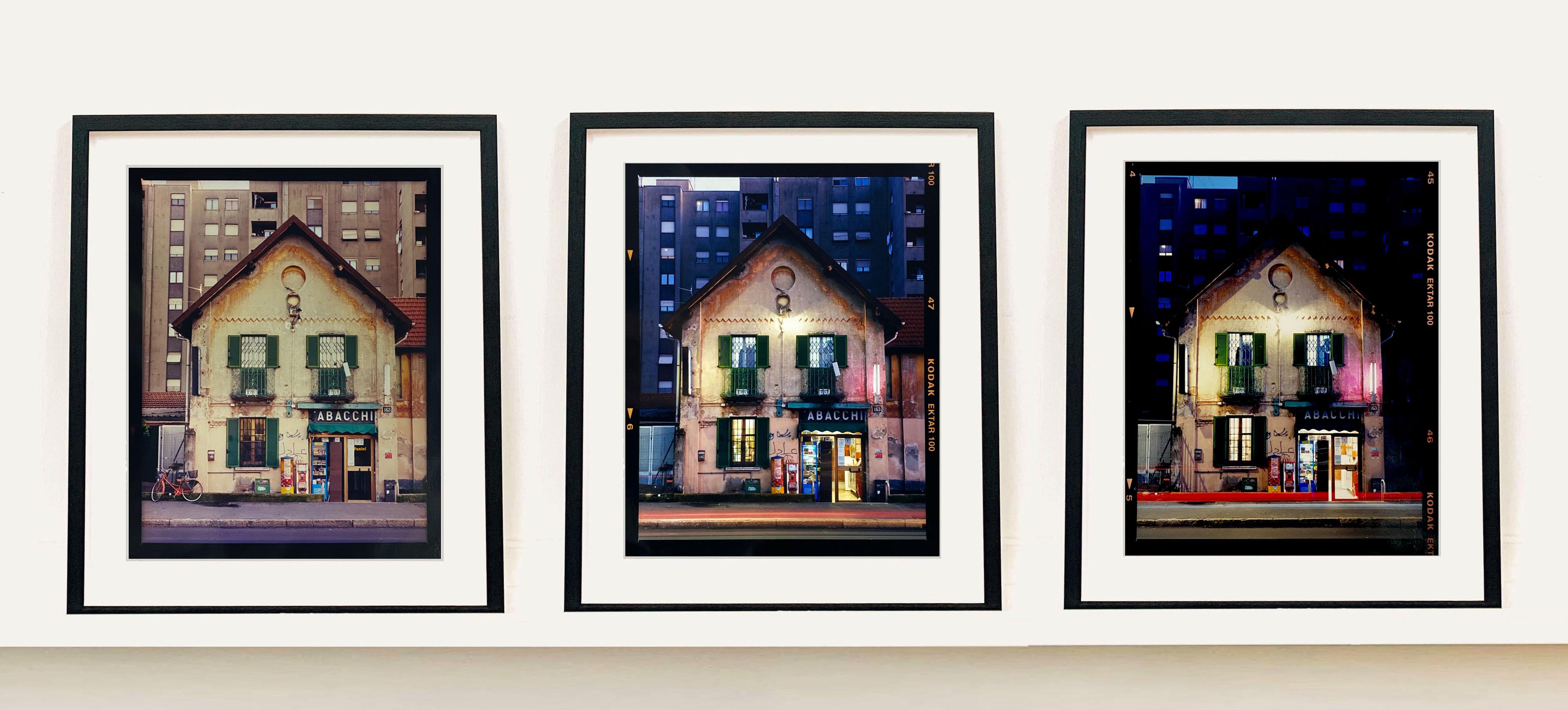 TABACCHI de noche, Milán - Fotografía arquitectónica en color - Color Photograph Negro de Richard Heeps