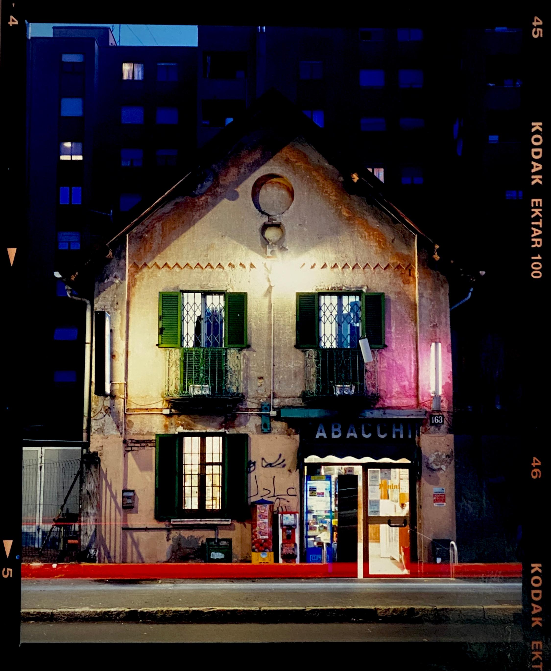 Richard Heeps Color Photograph – TABACCHI bei Nacht, Mailand – Architekturfotografie in Farbfotografie