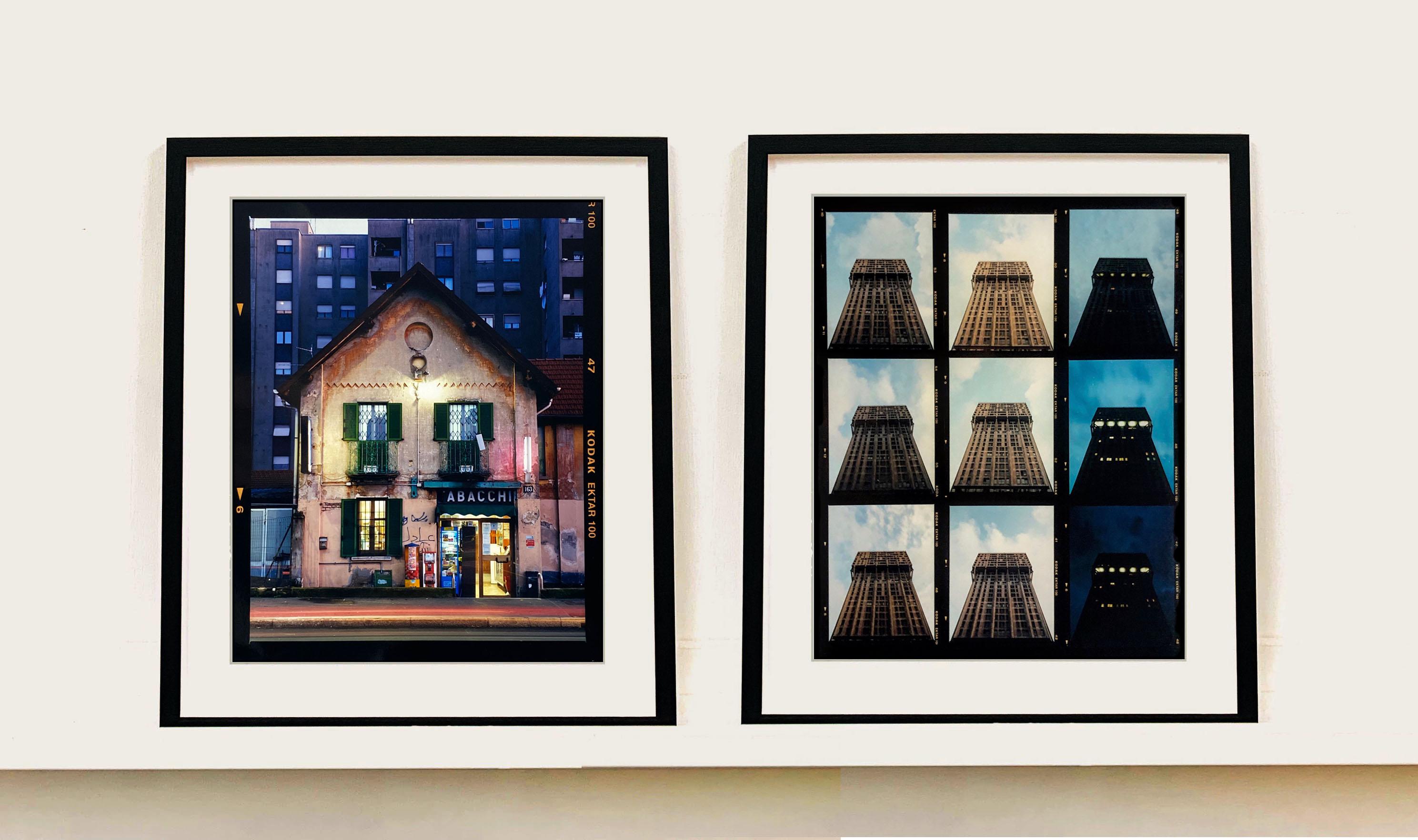 TABACCHI in Twilight, Mailand – Architektur-Farbfotografie (Schwarz), Print, von Richard Heeps