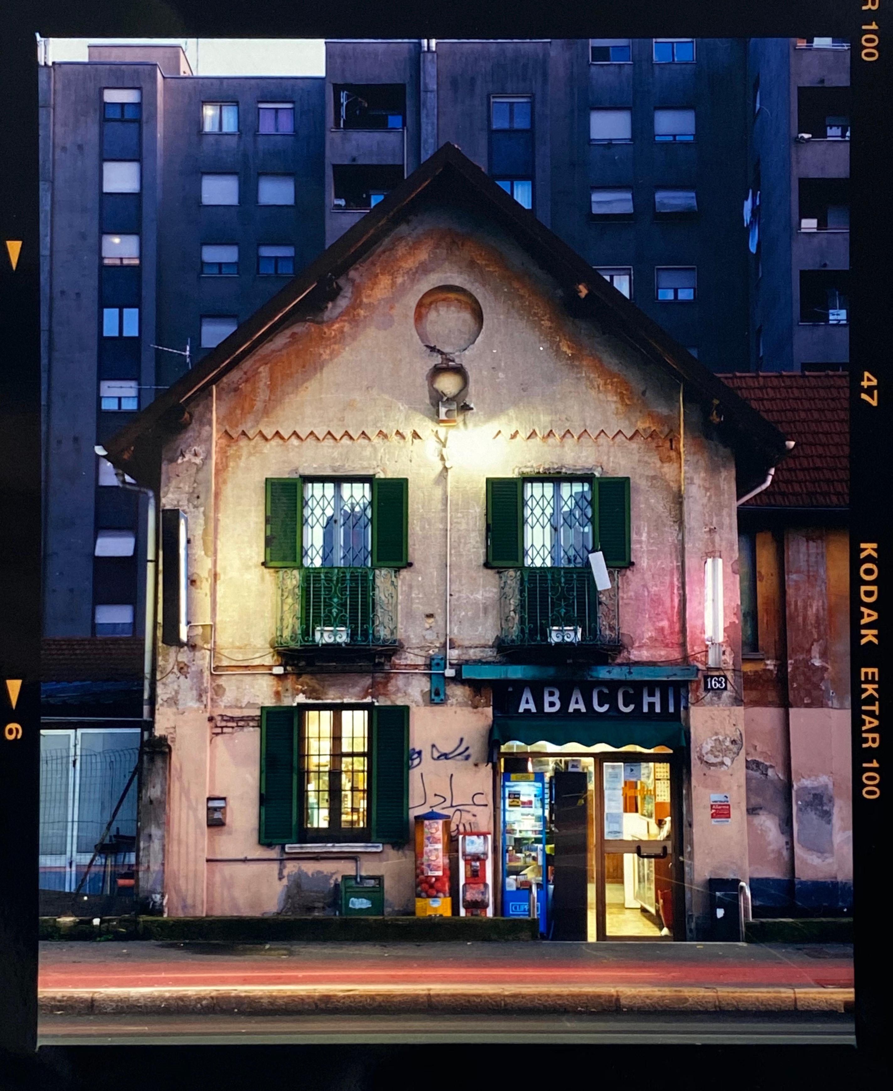 Richard Heeps Color Photograph – TABACCHI in Twilight, Mailand – Architektur-Farbfotografie
