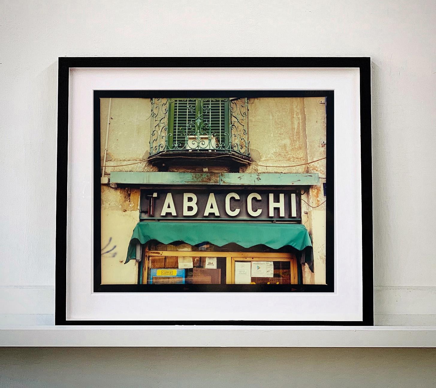TABACCHI-Schild, Mailand – Architekturfarbenfotografie – Photograph von Richard Heeps