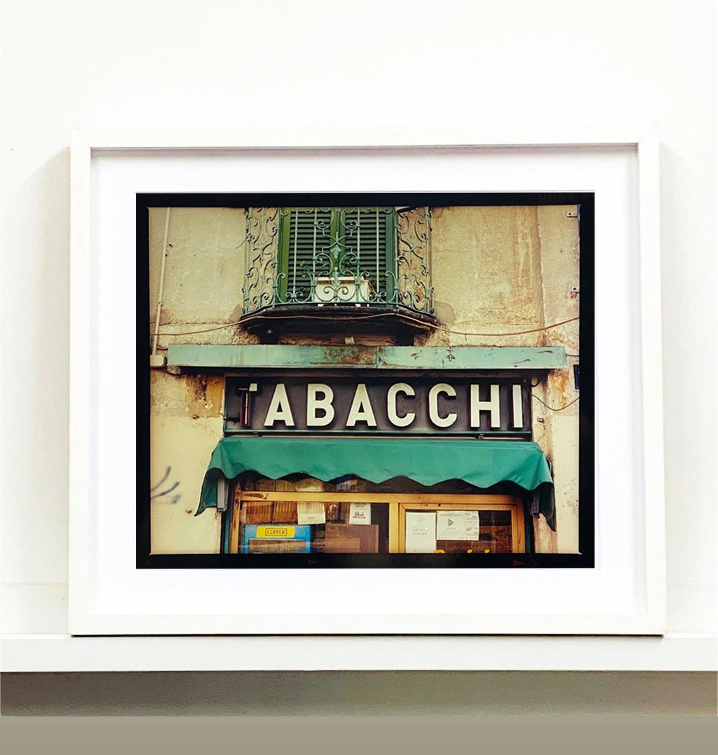 TABACCHI-Schild, Mailand – Architekturfarbenfotografie (Zeitgenössisch), Photograph, von Richard Heeps