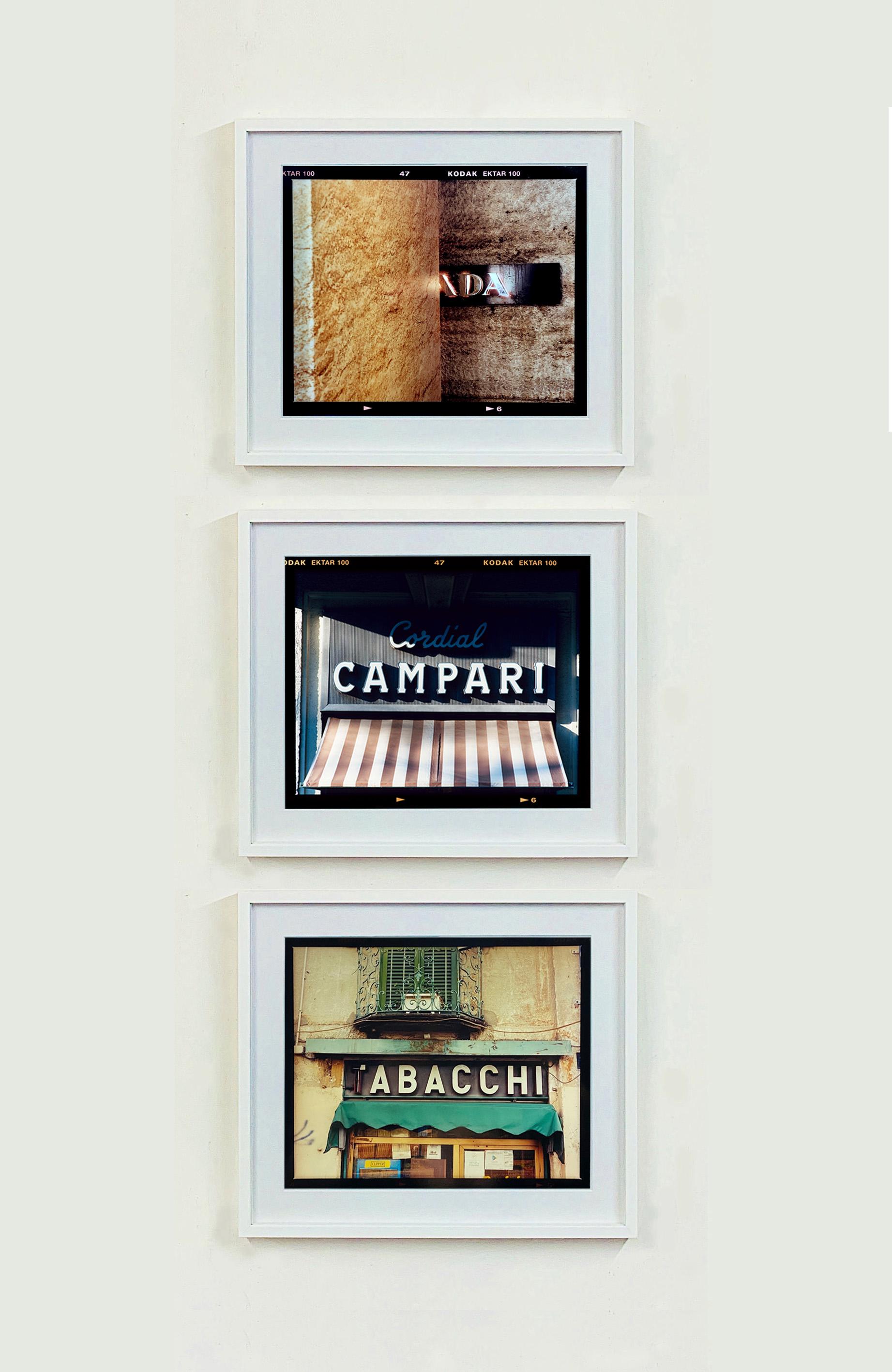 TABACCHI-Schild, Mailand – Architekturfarbenfotografie (Schwarz), Color Photograph, von Richard Heeps