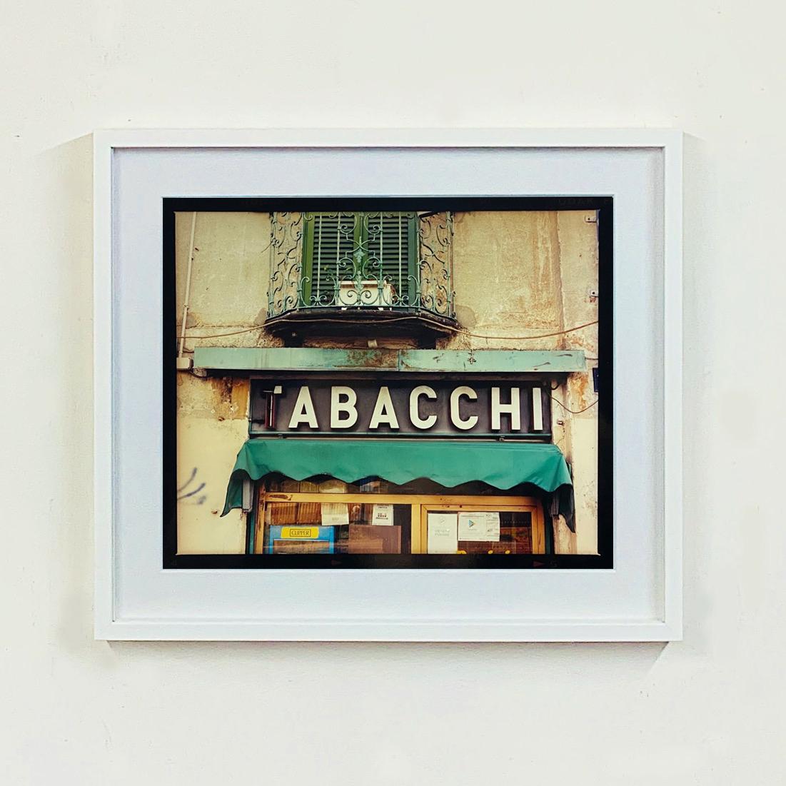 TABACCHI-Schild, Mailand – Architekturfarbenfotografie im Angebot 2