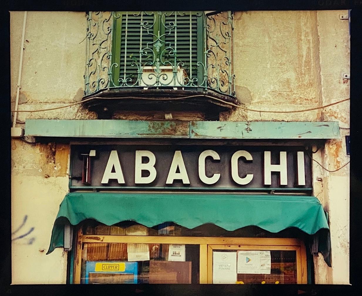 Richard Heeps Color Photograph – TABACCHI-Schild, Mailand – Architekturfarbenfotografie