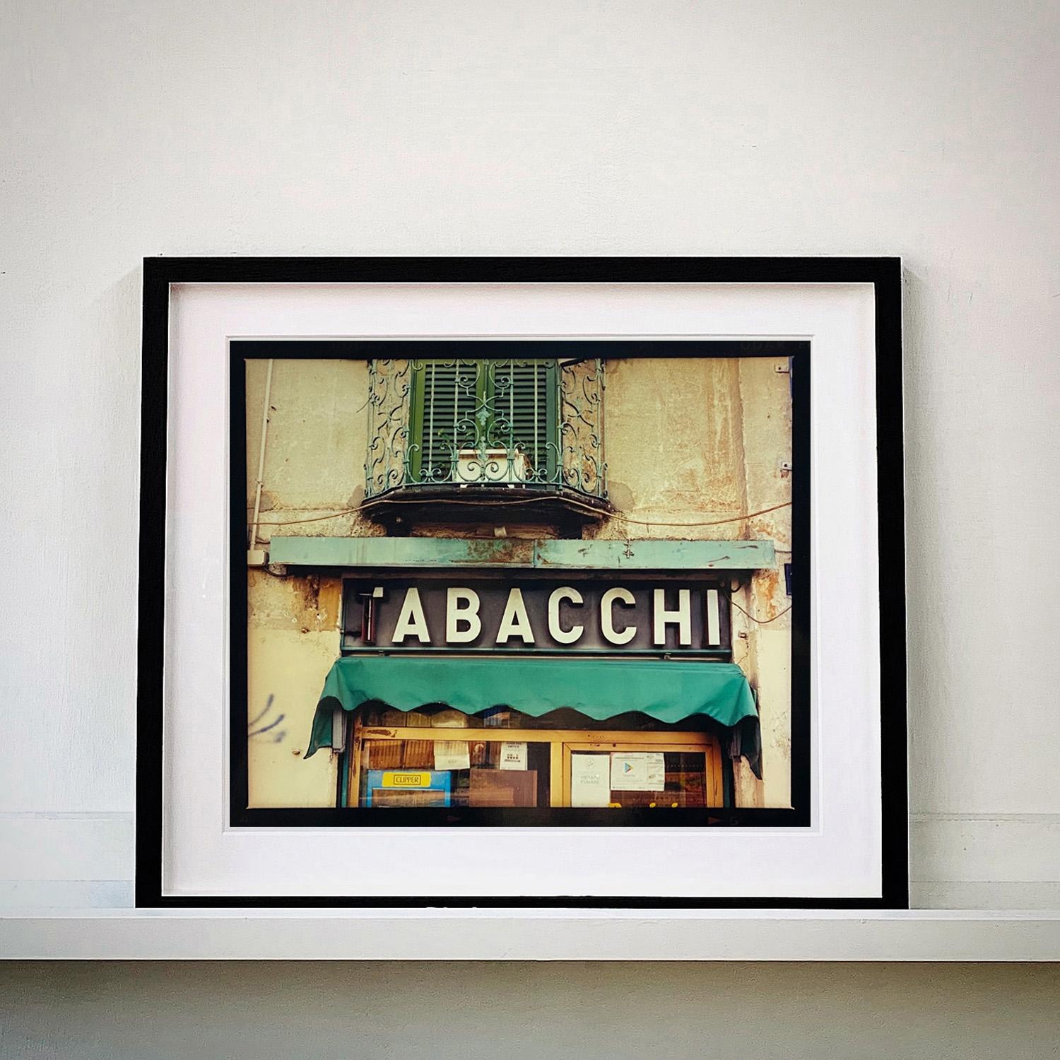 TABACCHI-Schild, Mailand – zeitgenössische Typografie, Pop-Art-Farbfotografie – Print von Richard Heeps