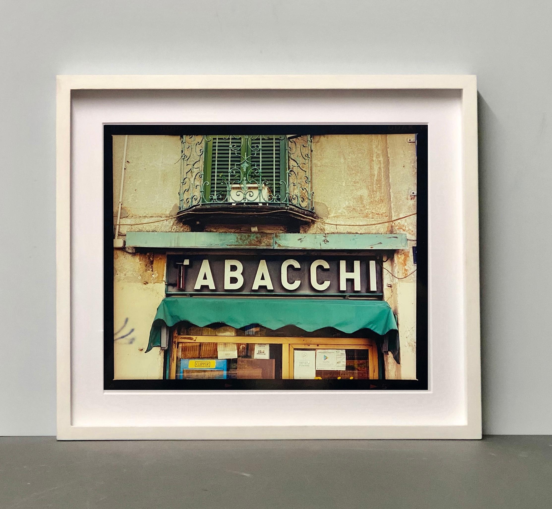 TABACCHI-Schild, Mailand – zeitgenössische Typografie, Pop-Art-Farbfotografie (Zeitgenössisch), Print, von Richard Heeps