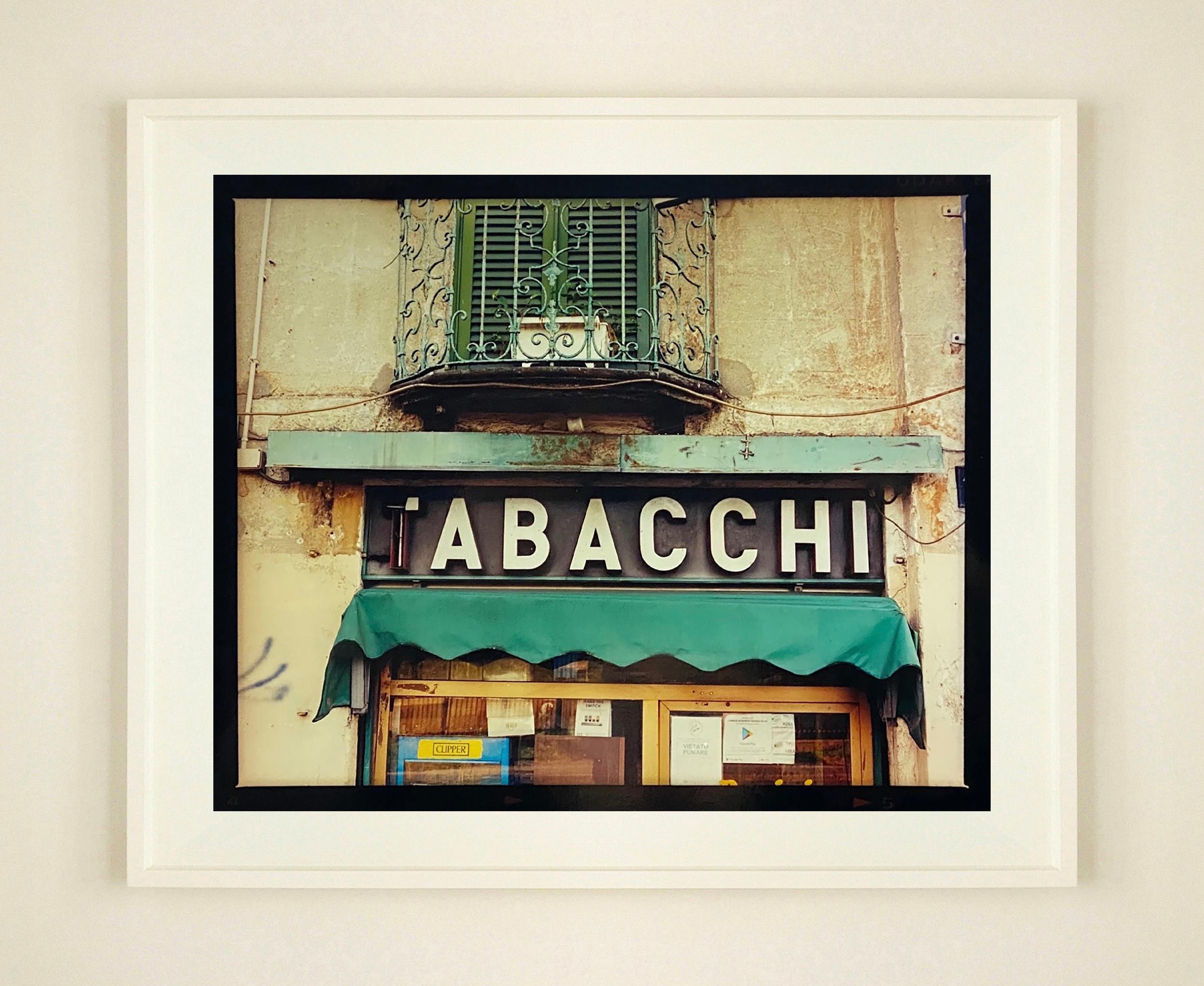 Panneau TABACCHI, Milan - Panneau de typographie contemporain, photographie couleur Pop Art - Noir Print par Richard Heeps